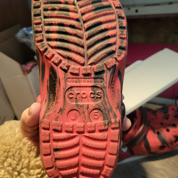 CROCS NWOT Red & Black Tie Dye Slip On Shoes Size Junior 5 Unisex - Picture 4 of 5